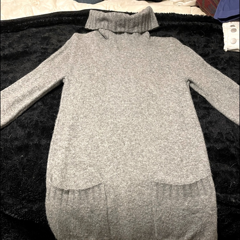 A very nice Lou & Grey dress. Size XXS gray in color.